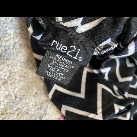 FREE WITH PURCHASE.Black & white Crop top 🏁🖤🤍 - Picture 5 of 5